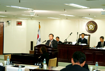 구정에 관한 질문을 하고 있는 김성진 의원 대표이미지